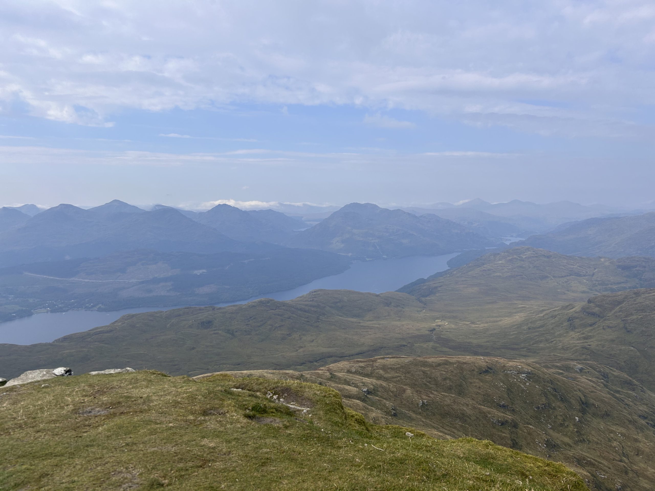Škotsko jezero obdano s hribovjem na vrhu Ben Lomonda